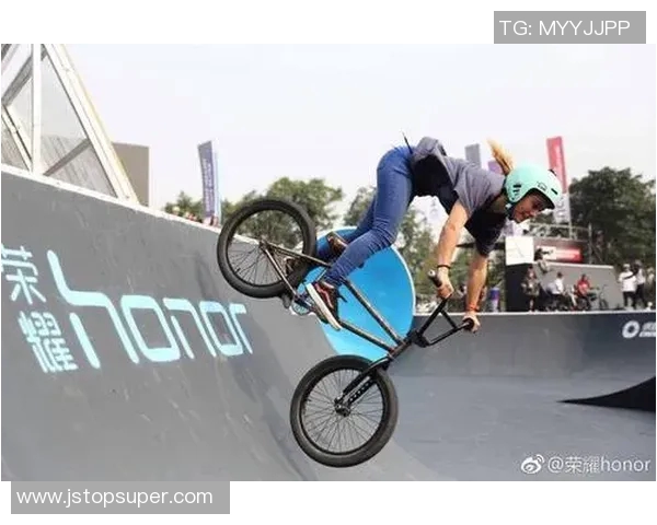 重庆滑板队在极限运动联赛中以100分稳居积分榜首位